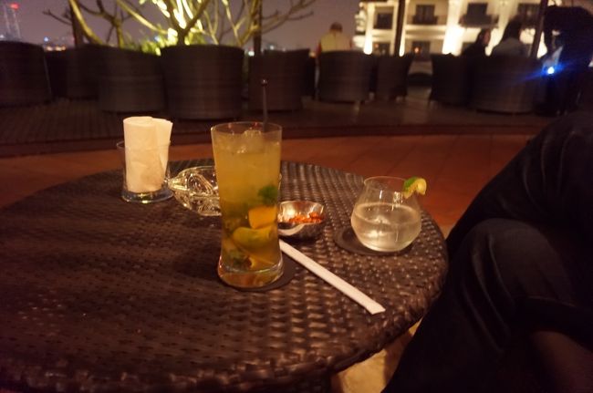 アルコールメニューは豊富で、値段は日本より少し安い（日本の一流ホテルの半分くらい）でした。<br />ウォッカダブル（ウォッカも10種類くらい？ありました）、レモングラス入のカクテル。<br />