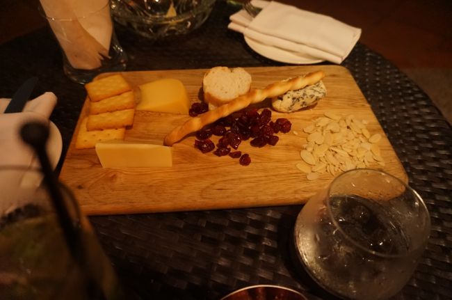 チーズプレート。<br />このクラッカーとグリッシーニが香ばしくてすごく美味しかったのだけど、ホームメイドっぽい感じでした。
