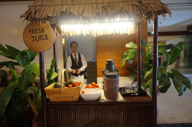 ジュースはその場でスクイーズしてくれます（スイカとトマトのみ）。<br />その他のジュースは別のところにあったようです。<br />しかしこのジュース、何故か時間が経つとすぐに分離してしまいました。