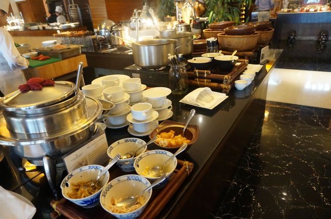 ここは、お粥と、フォーを頼んで作ってもらうコーナー。