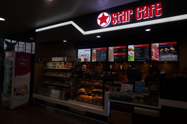 新しい空港ターミナル、チェックイン後、同じフロアには、このカフェとバーガーキング。