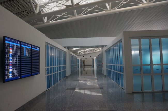 ２階にいくエスカレーターがあり登ってみると、レストラン以外は全部空き店舗。