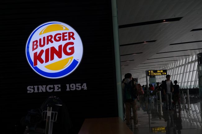 手荷物検査と出国審査のあと、残ったドンを使い切るためにバーガーキングへ。<br />出国手続きをしたあとのこの待ち合いエイアのお店にはすべてドル表示で、ひょっとしてドンは使えないのかも！？とあせりましたが、あっさり使えました。