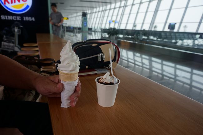 ソフトクリームとサンデーチョコシロップ掛け。<br />なぜかバーガーキングは同時間帯に韓国便があるのか韓国人客ばかりでした。