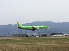 アルウィンの横は松本空港なんだね。飛行機の発着が間近で見られて楽しかった。飛行機マニアのだんなさん大喜び。