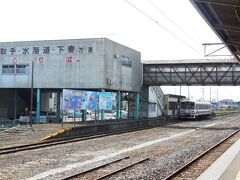 　最初の目的地、茨城県筑西市、下館駅に着く。ここまで45分くらい。
　関東鉄道（守谷、取手まで走る）と、これから乗る真岡鉄道の乗換駅。