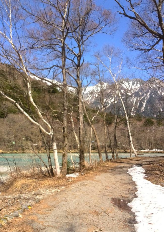 私は登山靴あまり好きじゃないので<br /><br />上高地はサンダルで行ってしまいます<br /><br />(*￣ー￣)<br /><br />横尾まではサンダル可<br /><br />でも！ヒール無しです！<br />