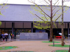 法華堂の　日光菩薩　月光菩薩さま　此方に華やかに安置

　　　寂しいな、、薄暗い法華堂でも御姿　忘れませよ、