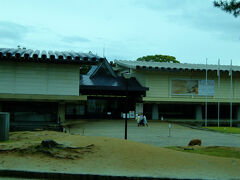 博物館を横目に