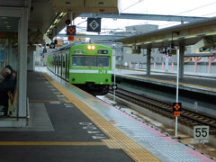 ホーム上がったら　丁度　京都行きの普通電車が来ました。