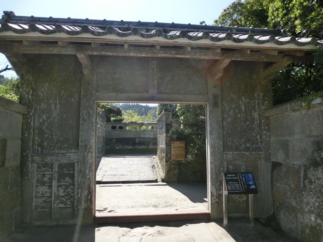 中に入るのはお金がいるため、外だけ見学☆