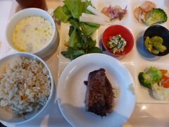  夕食は、ブッフェスタイル。
 全て北海道産の食材を使っているそうです。 
 