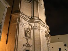 Chiesa del Purgator
プルガトリオ教会

サッソ・バリサーノとサッソ・カヴェオーソの二つのサッシ地区を結ぶ、ドメニコ・リドーラ通りの入り口にあり、マテーラの中心ともいえる位置にある教会です。
正面の扉にはどくろマークがあるのでどくろ教会とも言われています。

