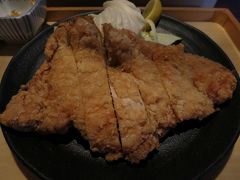 本日のお昼ごはんは、松本からあげセンターで山賊焼定食を食す。
大した量はないだろうと思っていたが、巨大な山賊焼が…
女性はハーフサイズをオススメします。