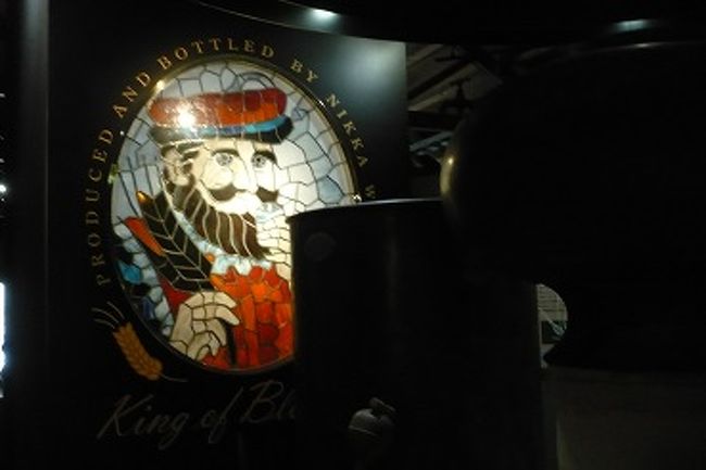 仙台の作並にも、ニッカの工場がありますが、<br />こちらはスチールポットとか、この看板とか、<br />モダンでクールです。