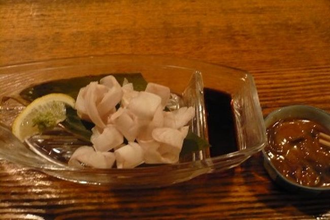 女将さんおススメの、<br />八角のルイベ。<br />癖がなく、程よい脂加減で、美味しかったです。<br />お通しは、イカの塩辛。