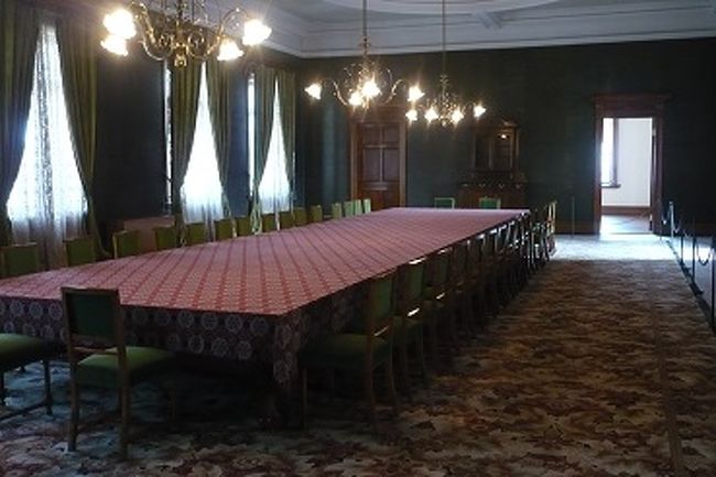 つり天井の１００畳間？<br />絨毯は６０畳だって。<br />ここで、榎本武揚さんやロシア人との国境会議が行われたそうです。<br />