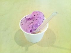 ”ミルミル本舗”でアイス。
ドラゴンフルーツと島バナナ。

！？
ドラゴンフルーツは微妙…？（笑）
島バナナと一緒に食べるととっても美味しい。