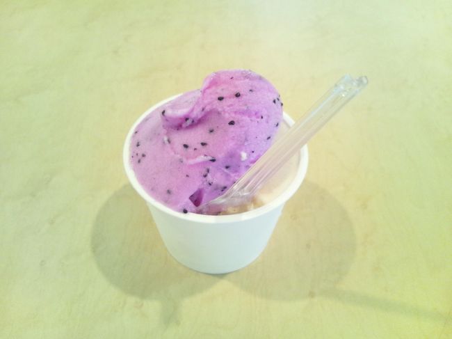 ”ミルミル本舗”でアイス。<br />ドラゴンフルーツと島バナナ。<br /><br />！？<br />ドラゴンフルーツは微妙…？（笑）<br />島バナナと一緒に食べるととっても美味しい。