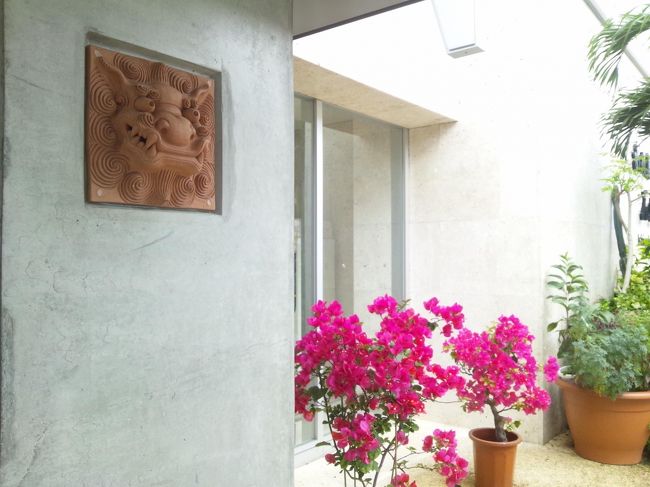 あちこちに沖縄らしさが。<br />コート全くいらず。羽織りものも暑いくらい。<br /><br />バスでホテルに向かうことに。