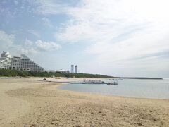 次の日は天気予報が雨だったので、予定を変更して
チャリンコでぶらり周辺探索をすることに。

マエザトビーチへ！
海に着いたとたん晴れてきました。