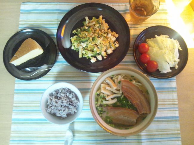 夕ごはん。<br />玄米ごはん・ソーキそば・ゴーヤチャンプルー・サラダ・マンゴーチーズケーキ・グアバ茶。<br />