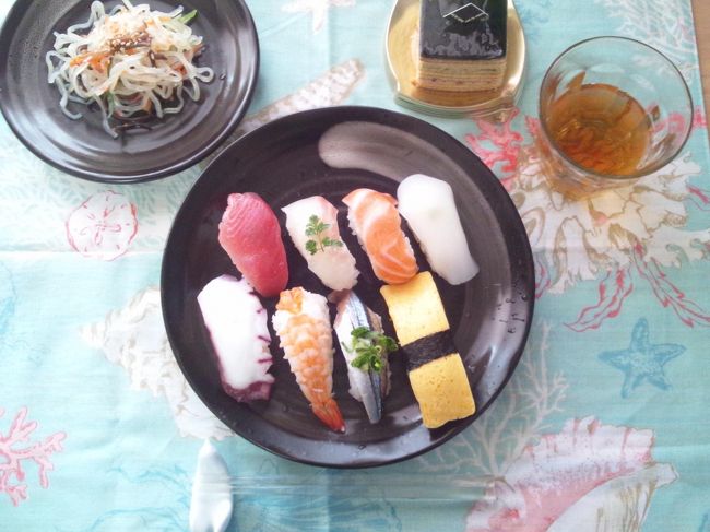 ホテルに戻って休みつつ、お昼ごはん。<br />お寿司・はるさめサラダ・抹茶ケーキ・グアバ茶。<br /><br />フツーのスーパーのお寿司。<br />サーモン嫌いだったけど、美味しくてびっくりした。<br />