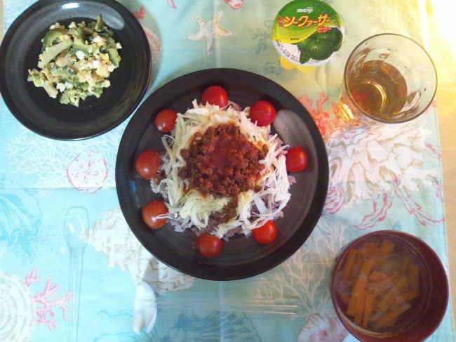 何とか帰宅し、夕ごはん。<br />タコライス・にんじんとたまねぎとナーベーラーのスープ・ゴーヤチャンプルー・シークワーサーゼリー・グアバ茶。