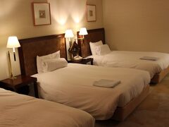高知での宿は「ホテル日航高知　旭ロイヤル」です。
トリプルベッドルームで豪華なお部屋でした。