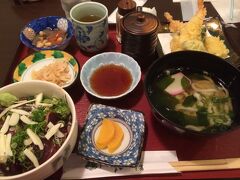 湯上りにお食事処で夕食です。
うどん、天ぷら、カツオのたたきと高知っぽい夕食に満足。
