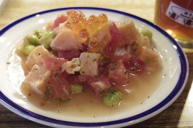 サーモンマリネ。<br /><br />Yマーケットのお店は、<br />ワンコインで食べられるタパスが豊富で嬉しい。<br /><br />ビアバーって店によってはお金かかるから・・・