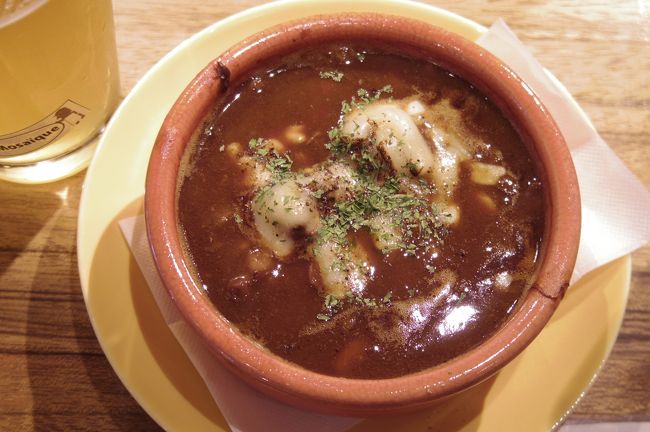 牛すじ肉の煮込んだやつ。<br /><br />飲むときはしっかり食べないとあっという間に酔うからね。<br />焼酎やワインほど度数は高くないけど、<br />どちらかというと油断して飲みすぎるのはビールの方だから。