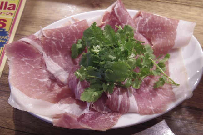 生ハムとパクチー。<br /><br />素晴らしい組み合わせ。<br />もちろんビールに合います。