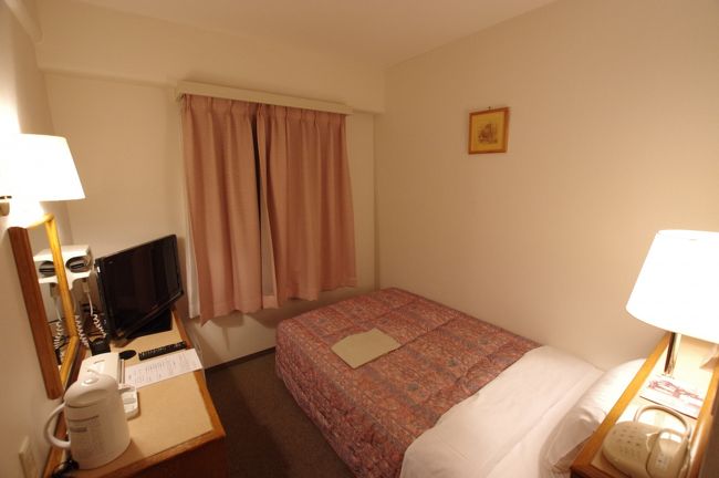 部屋も綺麗で快適。<br /><br />ベッドに横になると寝てしまいそうなくらい<br />酒がまわってきてたが、寝てる場合じゃない。<br /><br />実はこれからが重要。