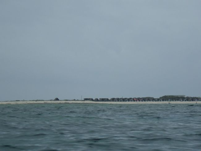 13時にはシュノーケルツアーのため三重城港へ行かないといけないので、急いで那覇空港の4階で沖縄そばを食べて、空港からタクシーで港へ向かいます。約10分くらいで到着。1430円でした。周りの人達は1000円いくかいかないくらいて言ってたので、ぼったくられたのかな？！<br /><br />三重城港のシャワー室でシュノーケル行く準備をし、船で出発です。ナガンヌ島近くでした。