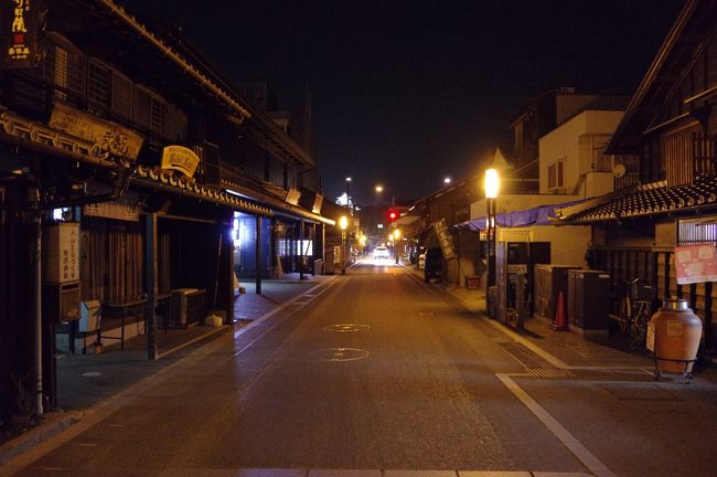 20時半、空が暗くなったところで行動開始。<br />目指すは犬山城。<br /><br />今から犬山城をバックにして星景写真を撮るのだ。<br />前日大阪のホテルで試し撮りしたが、本番はこの犬山城。<br /><br />それにしても・・・寒い(汗)<br />昼間は温かくなってきたが、夜はまだまだ冷えるな・・・