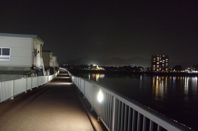 撮影場所は犬山城のふもとにある木曽川の橋の上。<br /><br />人気もないし、写真撮ってても怪しまれないかな。