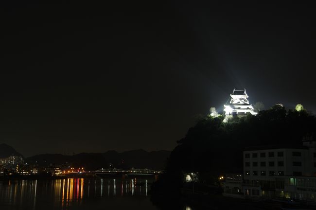 さて、星撮りだが、結論から言うと大失敗(涙)<br /><br />城の明かりで星が上手く映らず・・・腕が悪いというがあるが、<br />何より橋の上が寒くて寒くて・・・<br />トイレ行きたくても、カメラ放っておくわけにもいかんし・・・<br />ビール飲み過ぎた・・・<br /><br />1時間半程粘ったあと、撮影を強制終了して<br />出来上がった画像を見てみたら、全然ダメ・・・<br /><br />家のベランダからは上手く撮れても、<br />旅先での星景写真は難しいなあ・・・<br />次回どこかでもう一度やってみたい。<br /><br />このあとホテルに戻って、倒れこむようにして寝ました。<br /><br />(3月21日　終わり)