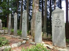 青石塔婆
鎌倉時代から室町時代にかけて造られた供養塔です。