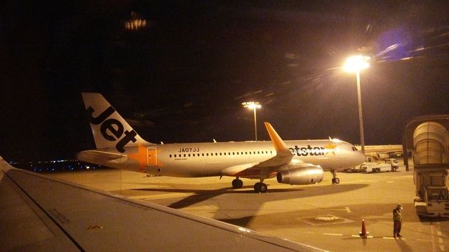 那覇空港で軽くご飯を食べようと思い、4階へ行くと、20〜21時ですべてのお店が閉まってしまい、行くとこがなく迷い…1階のお店が開いていたので、また沖縄そばをビールと共に食し、早めに搭乗口へ。<br />那覇空港22:25 関西空港0:30着のJetstarで大阪に戻りました。