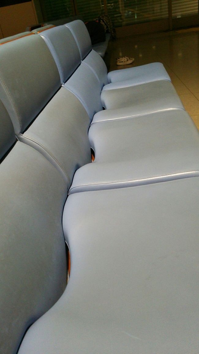 この椅子に横になったまま始発をむかえました。女性の方も何人かいたので、意外と寝れました。<br />周りからは賛同を得られない日帰り沖縄ですが、私はまたふらっと行きたいなぁと思ってます。次の日休みの方が体に楽ですけど、まだ今のところ次の日仕事でも行けそうな気がする…かな(笑)