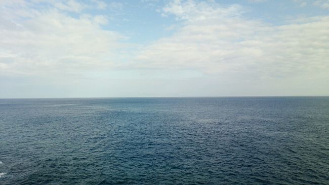 パワーをもらった後は一気に北上〜！<br />沖縄最北端の辺戸岬へ⊂(^ω^)⊃<br /><br /><br />風が強いですが、ヒートテック、ロンＴ、<br />ダウンで丁度いいです！<br /><br /><br />視界に収まりきらない水平線を見ながら<br />岩場が目立つ遊歩道をぐるっと一周。<br />