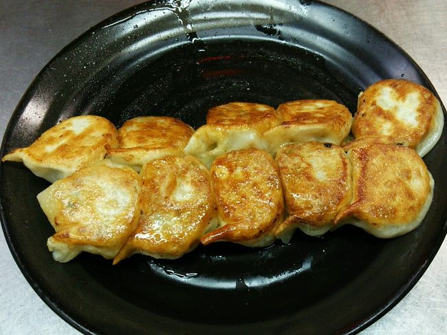 そんなことを考えていると、きました！<br /><br /><br />焼き餃子とオリオン(^p^)<br /><br /><br />餃子の味はいいのです！<br />この雰囲気を味わいたかったのだから(;>∀<)<br />