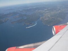 成田からノルウェーのベルゲンへ直行便で向かいました。

成田を昼前に出発し約１１時間のフライト後、ノールウェーのベルゲン・フレースランド空港に夕方着でした。（席はエクストラエコノミー）

旅行の行程
7/11（土）成田昼発、夕方ベルゲン着
7/12（日）フロム鉄道とソグネフィヨルドクルーズ
7/13（月）ベルゲン観光後、空路オーレスンへ
7/14（火）ガイランゲルフィヨルドクルーズ
7/15（水）ラウマ鉄道などでオスロへ
7/16（木）オスロ観光後、空路ストックホルムへ
7/17（金）ストックホルム観光後、タリンクシリア船でヘルシンキへ
7/18（土）ヘルシンキ観光
7/19（日）空路コペンハーゲンへ、コペンハーゲン観光
7/20（月）北シェラン島観光
7/21（火）午後コペンハーゲン出発
7/22（水）朝成田着