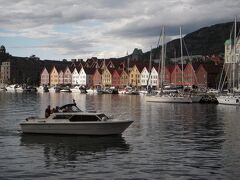 その後、ベルゲンの町歩きをし、港にある魚市場を見学したり対岸からブリッゲン地区を眺めたりしてみました。
