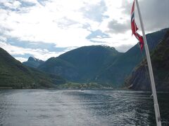 フロムからグドヴァンゲンまで、静かで穏やかなフィヨルドクルーズでネーロイフィヨルドを含む世界最大のソグネフィヨルドを楽しみました。
