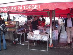 ベルゲンの魚市場です。
平日は毎朝７時位から、北の海の魚介類をメインにお店が並び、地元民や観光客相手に活気あふれる声が飛び交っていました。