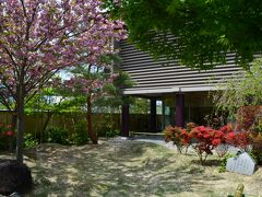 よく手入れされたお庭できれいです。春のなで桜、ツツジがきれいです。ちなみに光明寺の近くです。