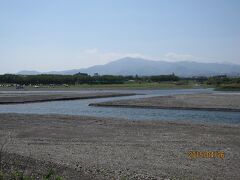 そこで相模川に出て、堤防を歩き⑪「相模川の渡し場」を探しました。堤防から川原に降りると、写真のように大山と厚木側の渡しが見えました。