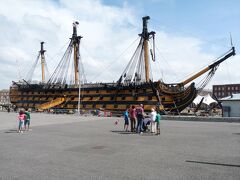 ウィンチェスター訪問を2時間ほどで切り上げ、次に向かったのはポーツマス（Portsmouth）にある海軍博物館です。
この船はトラファルガー海戦（1805）でネルソン提督が乗った旗艦「HMSヴィクトリー号」です。帆柱（マスト）は見えていますが帆を張る支柱（ヤード）は取り外されていました。修理中なのでしょう。